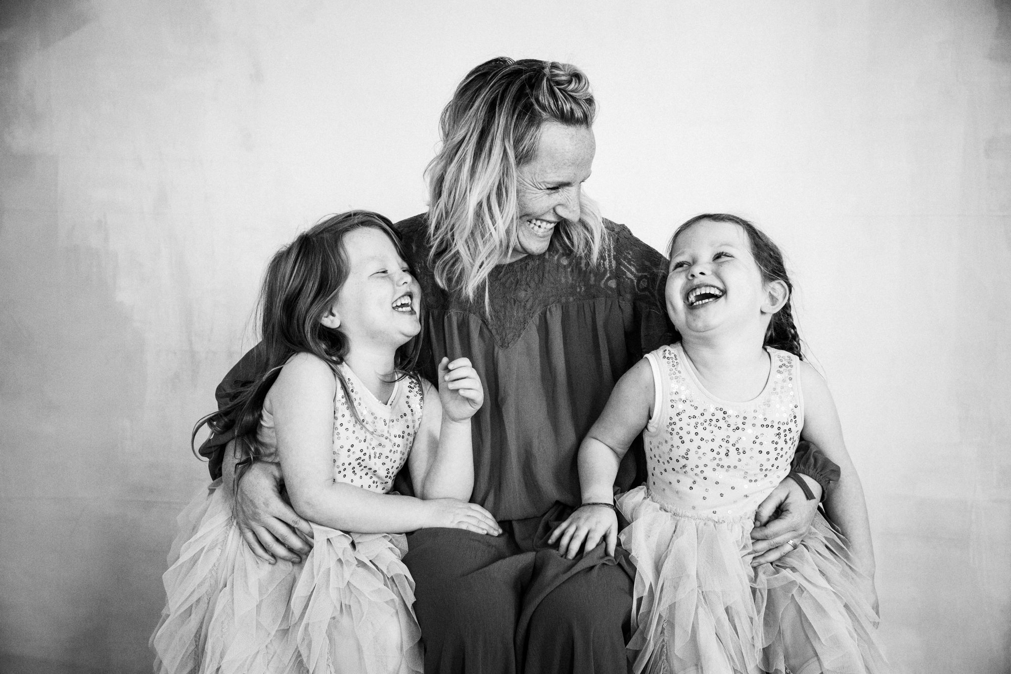 TorontoFamilyPhotographer-165A4436 Mom laughing with two daughters